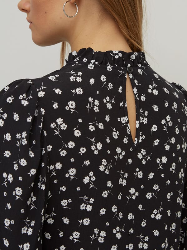 LENZING TM ECOVERO TM Black and White Floral Ditsy Pie Crust Smock Top